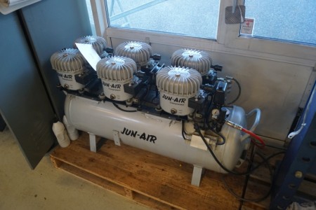 Jun-air stemple kompresser - 6 cylidnere - 4 100 walt og 150 liter årgang 2007