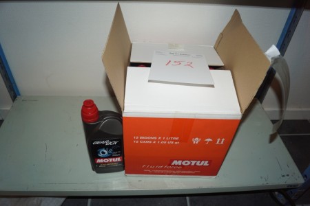 En kasse med gearolie 12 liter
