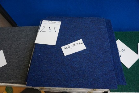 Tæppe fliser mærke: Heuga. Ca. 12,25 cm^2 blå.