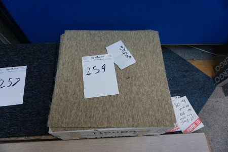 Tæppe fliser mærke: Heuga. Ca. 10,75 cm^2 beige.