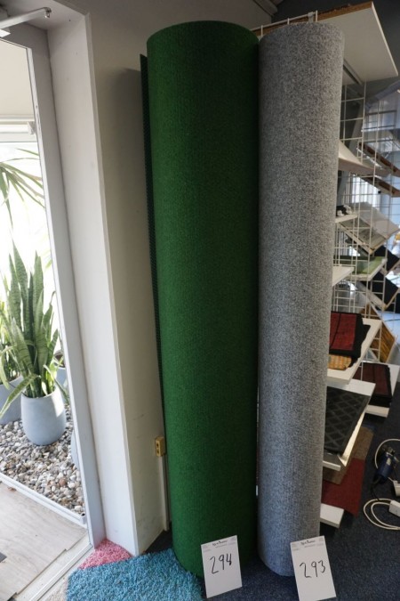 Grass carpet with bumps. Ca. 1400 * 200 cm. Green.