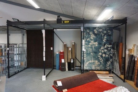 Aufhänger für kundenspezifische Teppiche 3 Fächer. 540 * 275 * 190 cm. Mit 3 Stellen. Marke: Prado.