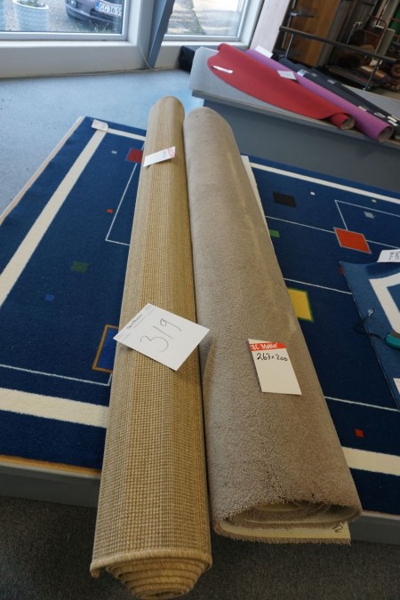 2 Stück kundenspezifische Teppiche. 240 * 330 + 267 * 200 cm.