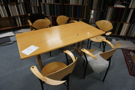 Tisch mit Teller und 6 Stühlen. 80 * 160 * 74 cm.
