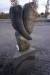Skulptur i granit. H:172, b:66 cm.