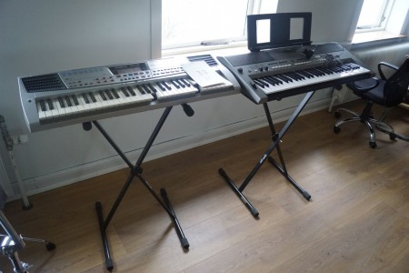2 pcs. piano. 1 brand: roland, type: em-15 with charger, 1 brand: Yamaha, type: e443 with charger. Ca. 93 cm in length.