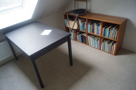 Table 120 * 80 * 73 cm. + 4 bookshelves with reading books. 76 * 76 * 38 cm.