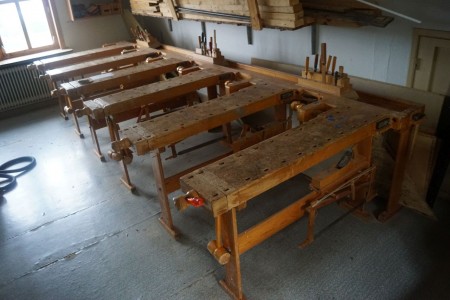 6* sløjd arbejdsbord med høvl, sav, hammer.  Hvert bord er 140*60*80 cm.