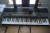 2 stk. piano. 1 mærke: roland, type: em-15 med lader, 1 mærke: Yamaha, type: e443 med lader. Ca. 93 cm i længde. 