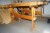 2 Stück Ordentlicher Arbeitstisch mit Hobel, Säge, Hammer. Jeder Tisch ist 140 * 60 * 80 cm groß.