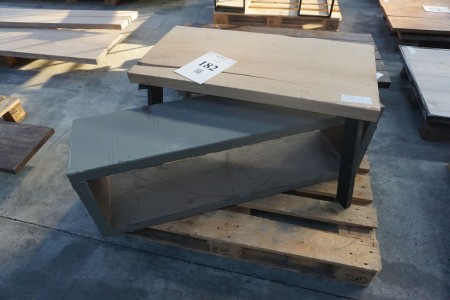 Holztisch auf Beinen, L: 93cm, B: 48cm, mm.