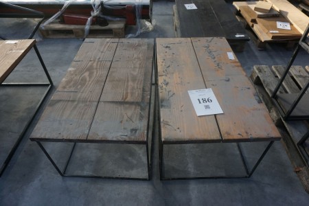 2 Holztische mit Eisenständer, L: 105 cm, B: 59 cm, H: 48 cm.