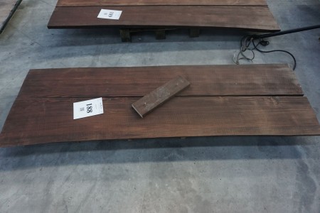 Holztisch mit 2 Brettern, L: 220 cm, B: 65 cm.