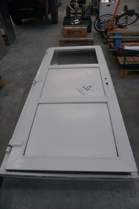Kunststofftür mit Kamm, ohne Griffe, Gesamtbreite 95 cm, Gesamthöhe 212 cm.