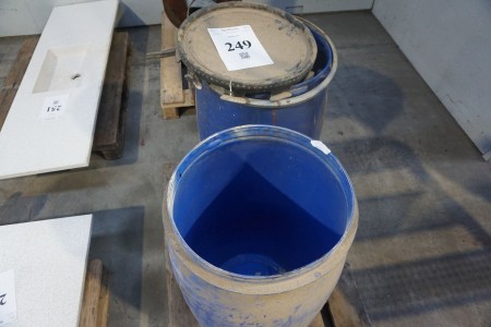 2 blue barrel 100 l.