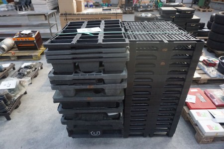 Lot with plastic pallets.