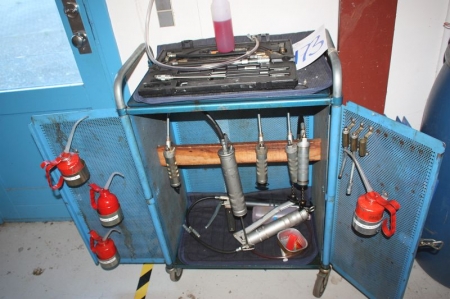 Værkstedsrullevogn med indhold af div. oliekander + fedtsprøjter + Raaco safebox sortimentskasse 