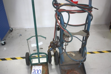 2 bottle carts oxygen / gas hoses + manometers.
