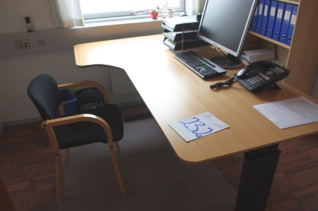 El hæve/sænke skrivebord + 2 reoler + stol. Alt uden indhold. PC + tlf. medfølger ikke 
