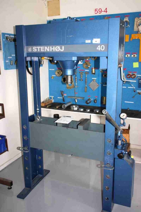 Workshop Press, Stenhøj, 40 tons. Hand Hydraulic. Press force: 400 Kn. Type: 501022. Year 2003. Weight: 400 tons