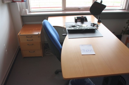 Alt i rum: El-hæve-/sænkeskrivebord + skuffesektion + kontorstol + reol + jalousiskab + stol + plante + billede på væg