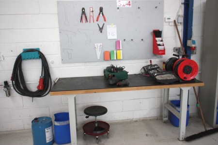 Workbench + tool panel  with content: heat gun, Bosch, charger  + Cordless drill / Driver, Bosch GSR 10.8 V-LI Professional with 2 batteries and charger + 4 work lights + 2 cable reels of 40 meters. + Power cable on the wall