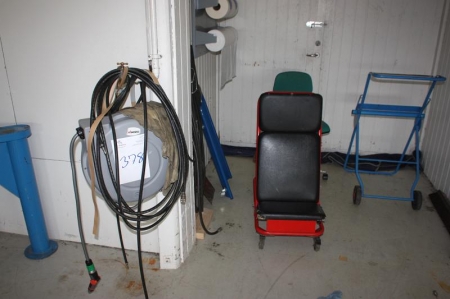 Hose Reel for water and air + (2) mechanic´s benches on wheels + waste cart