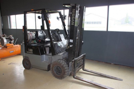 Gas Forklift Truck, Nissan 18. Type PJ01A8U. Side Shifter, Tripple Mast. Max. Lifting Capacity: 1750 kg. Operating Hours: 5817.
