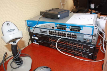 2 switchbokse, Linksys + 1 switchboks, HP + Vigor 3300V load balancing router + router: TP-Link + Stregkodelæser, Symbol