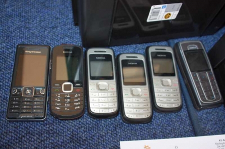 6 mobiltelefoner + kasse med ladere + kasse med andet, bl.a. Siemens Gigaset trådløs telefon + kasse med Tormax alarm m.v.