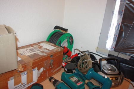Bord med Makita aku værktøj: (2) boremaskiner, (4) lamper, (1) lader + (1) batteri, 14.4 V, 3,0 Amp + kabeltromle