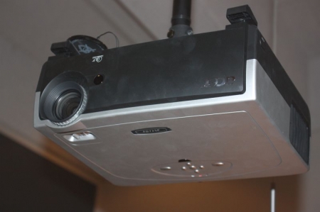 Acer PD725P projektor med fjernbetjening + fremvisningslærred + Logitech Web kamera + Logitech tastatur 