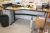 El hæve/sænke skrivebord + stålskab uden indhold + 2 reoler + skuffesektion + borde + stålreol 