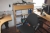 El hæve/sænke skrivebord + jalousiskab + stol + lille whiteboard + reol + papirskærer. Alt uden indhold. PC + tlf. medfølger ikke 