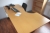 El hæve/sænke skrivebord + skuffesektion + 2 stole + 2 reoler + jalousiskab + dockingstation + whiteboard.