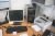 PC, Medion + fladskærm, Acer AC 1721 + printer, PH LaserJet 1012 + skrivebord med skuffesektion + (3) kontorstole + udstillingsmontre + whiteboard