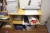 Skrivebord + 2 kontorstole + (2) reoler + HP Elitebook med dockingstation + fladskærm, Philips 190 B + udstillingsmontre uden indhold + arkivskab, 4 skuffer + multifunktionsmaskine, Xerox Phaser 6128 MFP + laminator + whiteboard