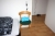 Hjørnebord + kontorstol + boksseng (sengetøj medfølger ikke) + (2) stole + stumtjener + (2) billeder