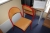Resterende i rum minus faste installationer (Skrivebord + kontorstol + højt skab + bord + 2 stole + reol med jalousilåge + stålskab med indhold + lampe + billede + stumtjener + stuebirk, plast)