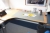 Resterende i rum minus faste installationer: skrivebord + arbejdsbord + punktudsugning +(4) kontorstole + udstillingsmontre + reoler + sortimentsreol med indhold + billeder på væg + opslagstavle