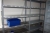 Resterende i rum minus faste installationer: (7) fag stålreoler, sortimentsreol, håndsprøjtebatteri