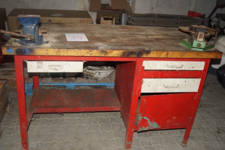 File bench with vice. And flat iron bucks. 78x150x93 cm