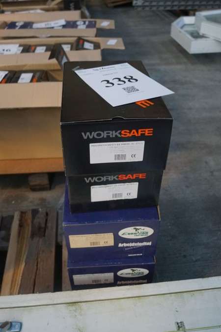 4 pairs of safety shoes several sizes