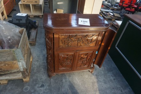 Wooden cabinet with carvings, b: 92cm, h: 105cm, d: 49cm.