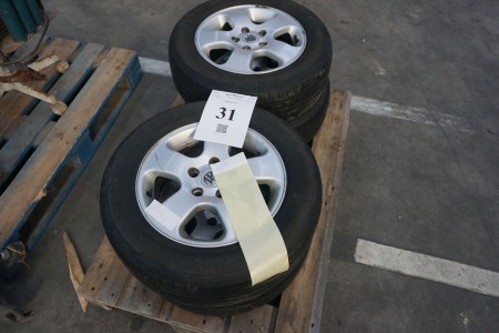 4 Stück Reifen auf Leichtmetallfelgen 195 / 65r15. ist seit 2001 auf dem Passat montiert