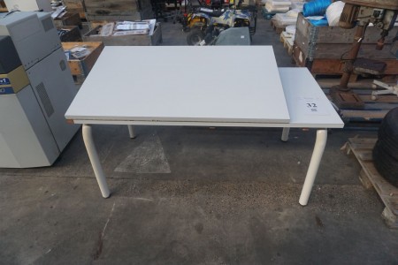 1 stk tegnebord med mulighed for skråstilling af bordplade længde 160 cm dybde 80 cm højde 75 cm