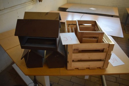 4 pieces. birdhouses plus 4 wooden baskets
