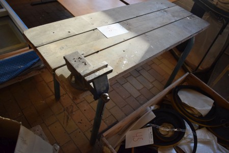 Work table with vice. 167 * 66.5 * 91cm
