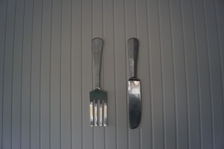 Kniv og gaffel 60x11,5 cm, Maleri  70x100 cm, udsmykning og spejl 65x105 cm