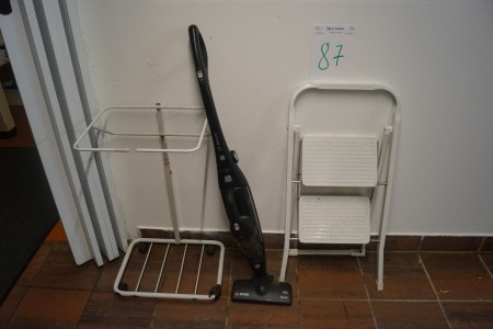 Støvsuger + stol og affaldsstativ.